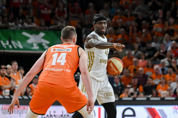 出三次助攻 出三次助攻