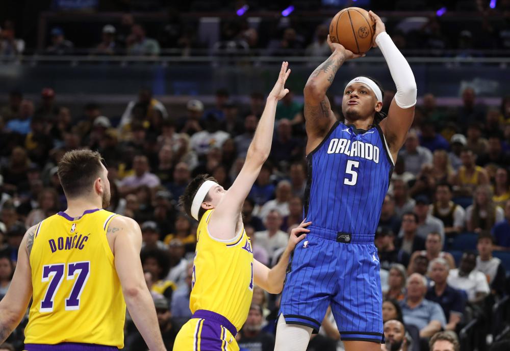 几站中曾凭 几站中曾凭